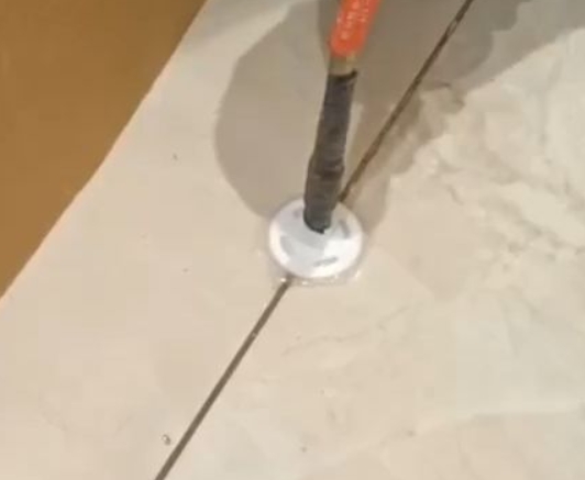 河口瓷砖空鼓维修公司专业解答瓷砖在铺贴过程中，如果没有涂抹均匀到位的粘结材料（如水泥砂浆或瓷砖胶），可能会导致以下问题